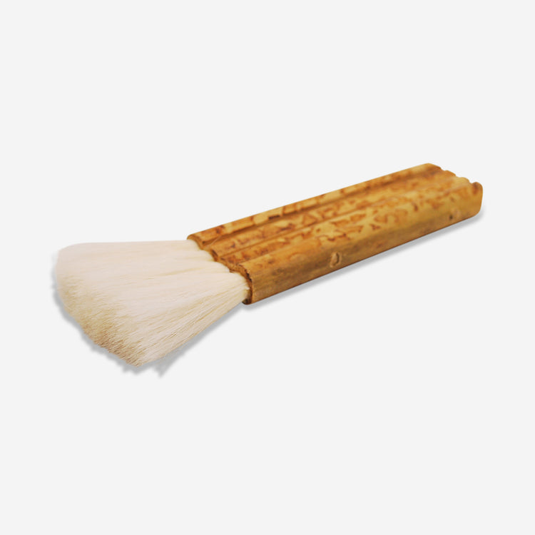A wide, flat head, goat hair brush that can be used for applying underglazes, slips, washes and glazes!