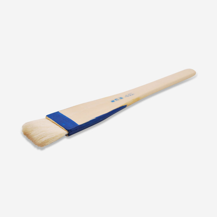 1.5" wide hake brush that can be used for applying smooth even coats of underglazes, slips, washes, and glazes.