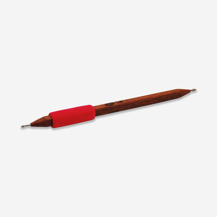 L3 features a 1.7mm diamond football tip on one end and a 2.5mm diamond football tip on the other. For fine sgraffito detailing on dry clay.