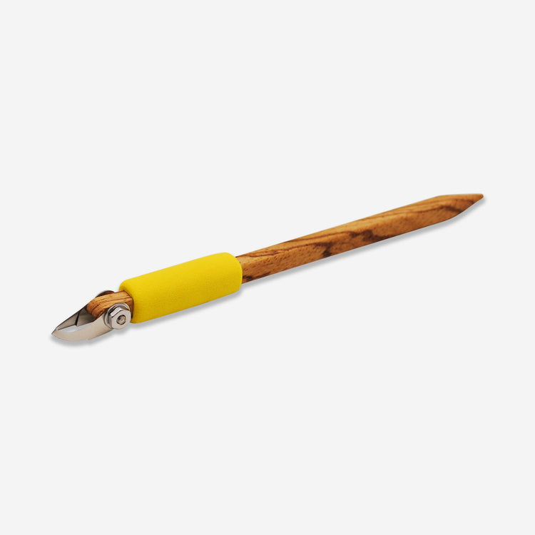 P1 is perfect for creating fine, clean, straight or arced lines, and can carve bone dry or leather-hard clay