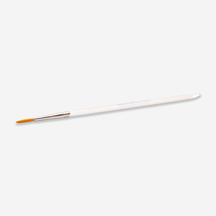 This Mayco #4 detail liner brush, RB104 is the best choice for precise glaze placement. Liner brushes provide maximum control for the creation of delicate lines. Works great with underglaze, glaze or stains/washes.