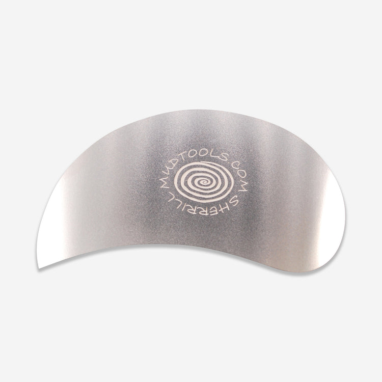Paisley Scraper proves itself indispensable for sculpting, shaping, and refining leather hard clay. The tight inside radius is good for working around joints (for example, at the inside of a teapot spout.)