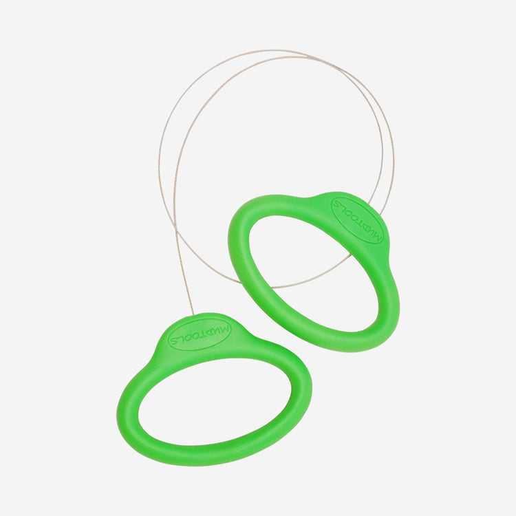 The Standard Green Mudwire has ergonomically designed handles that are made with a durable polymer and is shaped to give you a comfortable grip without having to wrap the wire around your fingers. The high grade stainless steel braided cable is more resistant to kinking.