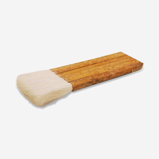 A wide, flat head, goat hair brush that can be used for applying underglazes, slips, washes and glazes!