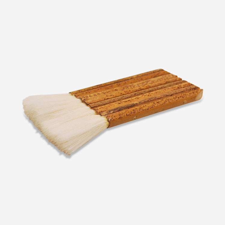 A wide, flat head, goat hair brush that can be used for applying underglazes, slips, washes and glazes!